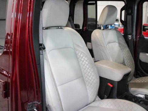Used 2021 Jeep Gladiator Overland image 35