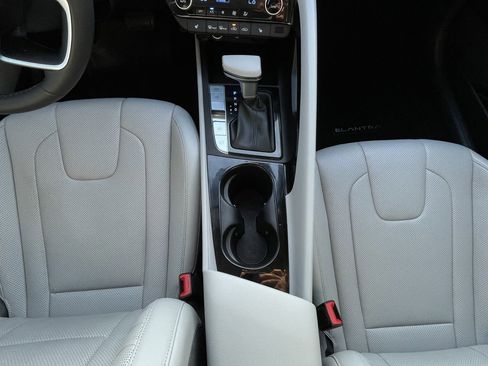 Used 2025 Hyundai Elantra Limited image 19