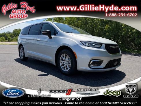 Used 2024 Chrysler Pacifica Touring-L FWD image 1