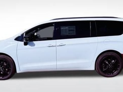 New 2026 Chrysler Pacifica Limited w/ S Appearance Package image 3