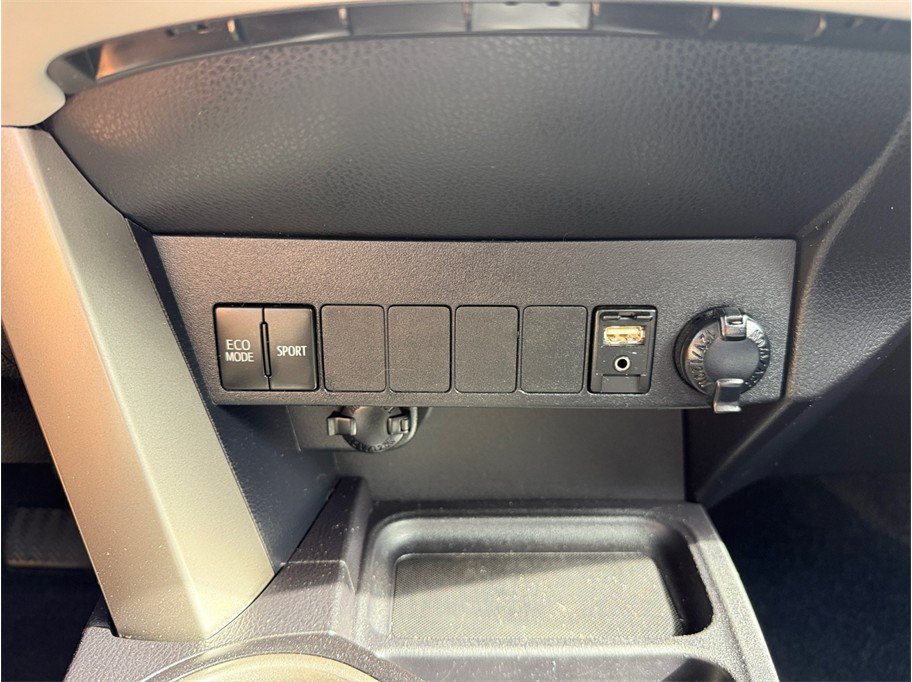 Used 2018 Toyota RAV4 XLE FWD image 30