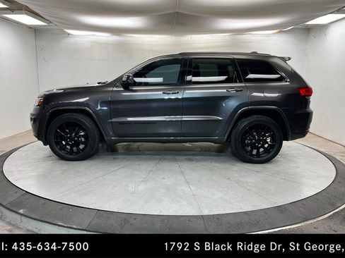 Used 2017 Jeep Grand Cherokee Altitude image 2