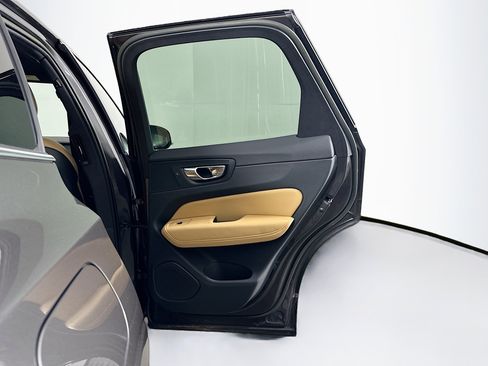 Used 2023 Volvo XC60 B5 Ultimate w/ Climate Package image 32