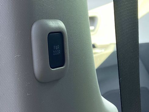 Used 2017 Toyota Sienna XLE w/ XLE Navigation Package FWD image 15