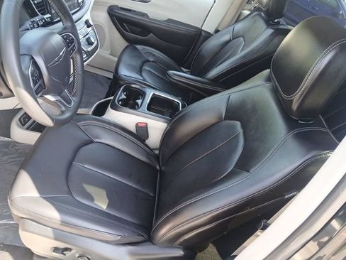 Used 2023 Chrysler Pacifica Touring-L FWD image 12