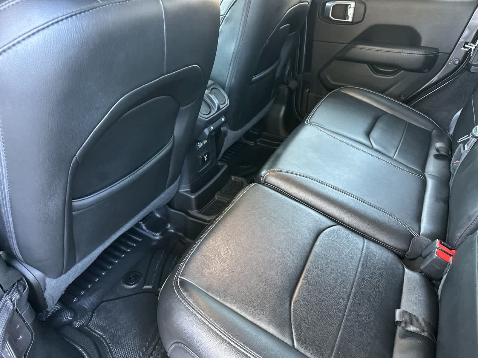Used 2022 Jeep Wrangler Unlimited Sahara AWD/4WD image 4