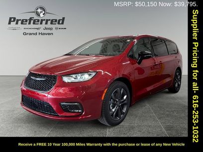 New 2026 Chrysler Pacifica Select