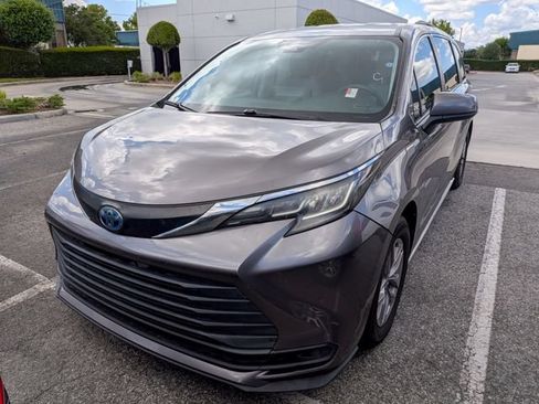 Used 2022 Toyota Sienna LE FWD image 2
