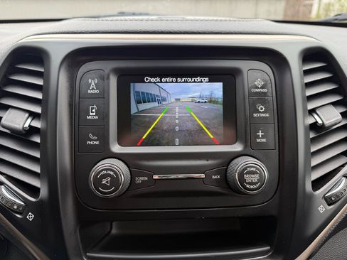 Used 2017 Jeep Cherokee Sport image 35