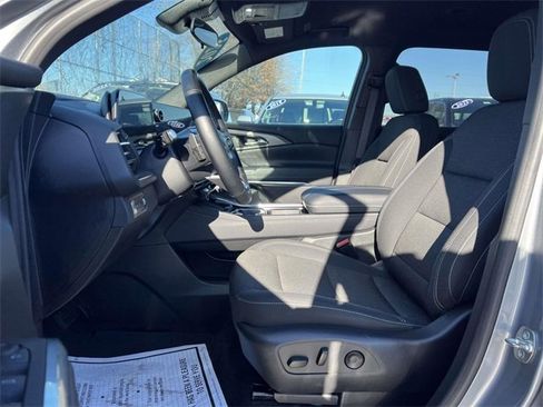 Certified 2025 Chevrolet Traverse LT image 9