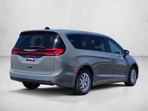 Used 2023 Chrysler Pacifica Touring-L FWD image 5