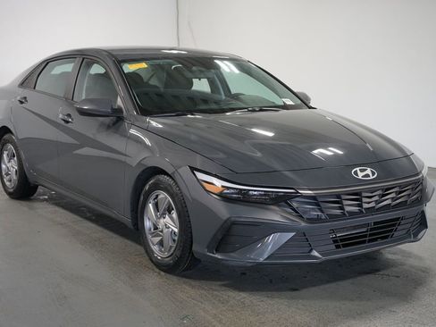 Used 2024 Hyundai Elantra SE image 3