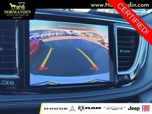 Certified 2025 Chrysler Pacifica Limited FWD image 10