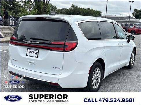 Used 2024 Chrysler Pacifica Touring-L FWD image 3