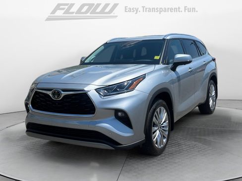 Certified 2024 Toyota Highlander Platinum FWD image 4