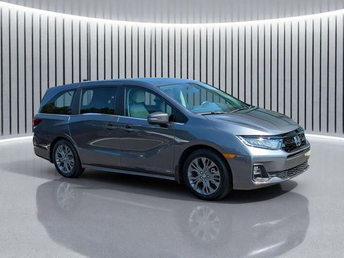 Used 2025 Honda Odyssey Touring image 2