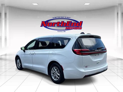 Used 2024 Chrysler Pacifica Touring-L FWD image 5