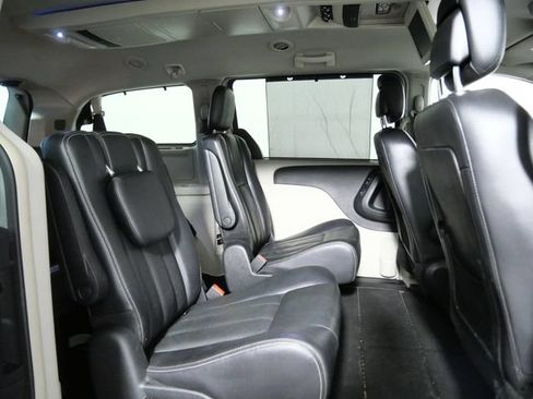 Used 2013 Chrysler Town & Country Touring-L w/ Driver Convenience Group FWD image 12