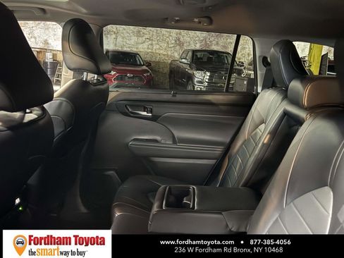 Used 2022 Toyota Highlander XLE image 12