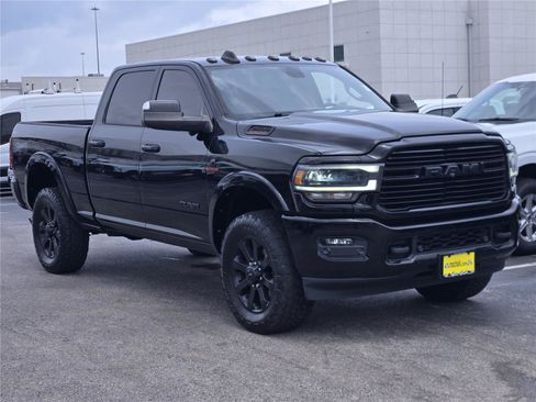 Used 2019 RAM 2500 Laramie w/ Black Appearance Package AWD/4WD image 3