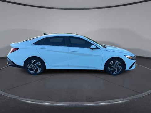 Used 2024 Hyundai Elantra Limited FWD image 9