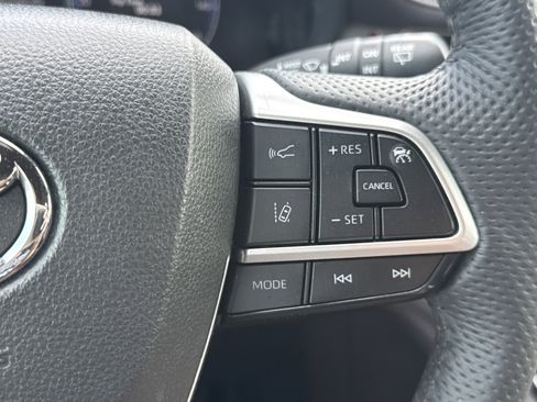 Used 2025 Toyota Sienna Limited image 18