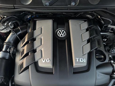 Used 2014 Volkswagen Touareg TDI image 16