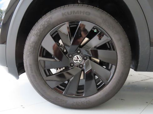 New 2025 Volkswagen Atlas Cross Sport SE image 27