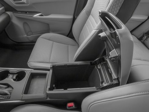 Used 2017 Toyota Camry SE w/ Moonroof Package FWD image 19