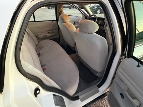 Used 2001 Ford Crown Victoria RWD image 15