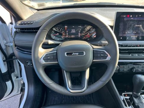 Used 2023 Jeep Compass Latitude w/ Sun and Sound Group AWD/4WD image 16