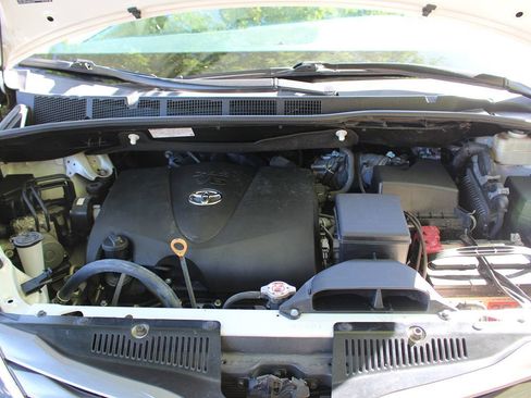 Used 2017 Toyota Sienna XLE Premium image 38