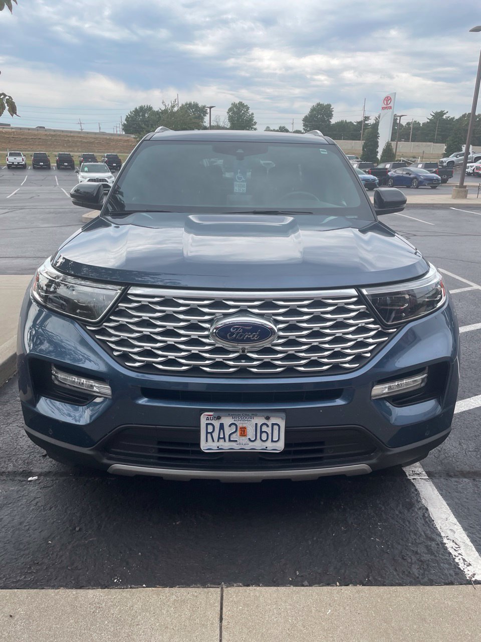 Used 2020 Ford Explorer Platinum w/ Premium Technology Package AWD/4WD image 3