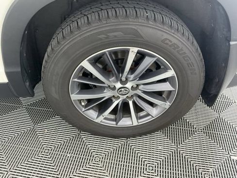 Used 2019 Toyota Highlander XLE AWD/4WD image 17