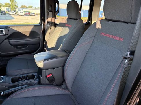 Used 2025 Jeep Wrangler Unlimited Rubicon w/ Convenience Group AWD/4WD image 11
