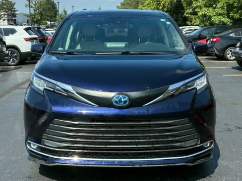 Used 2021 Toyota Sienna XLE w/ XLE Plus Package FWD image 2
