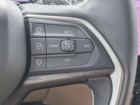 Used 2025 Jeep Grand Cherokee Limited w/ Black Appearance Package AWD/4WD image 28
