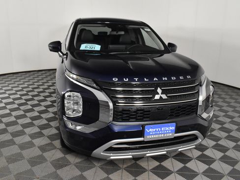 Used 2025 Mitsubishi Outlander SE image 3