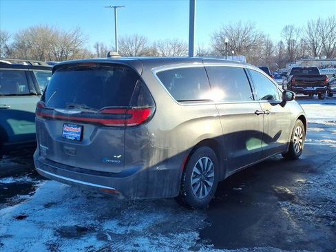 Used 2022 Chrysler Pacifica Touring-L image 3