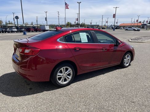 Used 2018 Chevrolet Cruze LT w/ LT Convenience Package FWD image 3