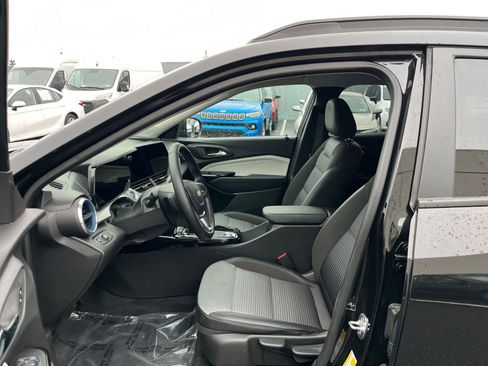 Used 2025 Chevrolet Trax LT w/ LT Convenience Package image 27