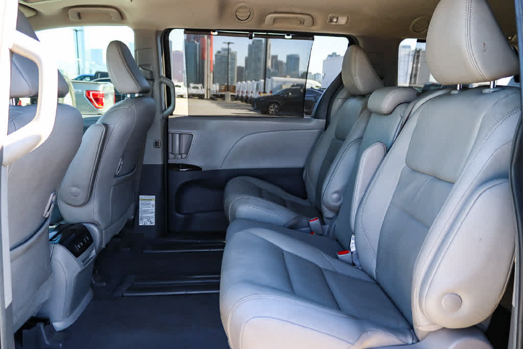 Used 2019 Toyota Sienna XLE w/ XLE Navigation Package FWD image 17