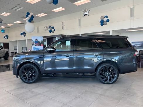 New 2026 Lincoln Navigator Reserve w/ Jet Appearance Package AWD/4WD image 2