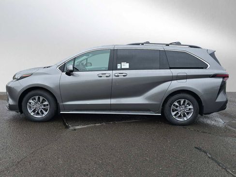 New 2026 Toyota Sienna XLE AWD/4WD image 7