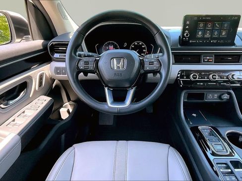 Certified 2024 Honda Pilot Touring image 7