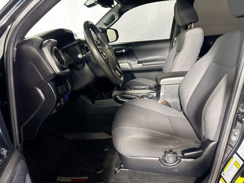 Used 2019 Toyota Tacoma TRD Sport image 11