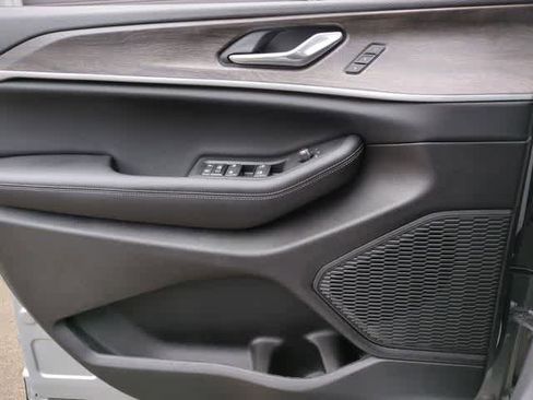 New 2025 Jeep Grand Cherokee Limited image 32