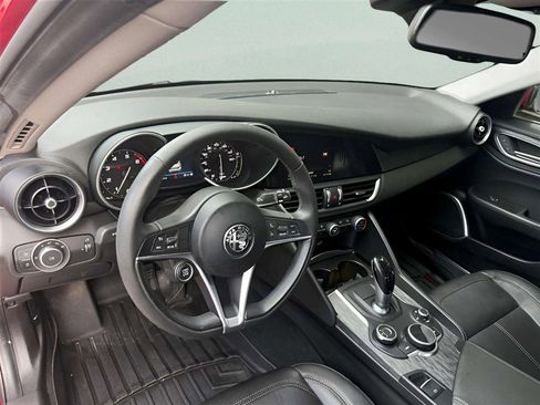 Used 2019 Alfa Romeo Giulia AWD image 8