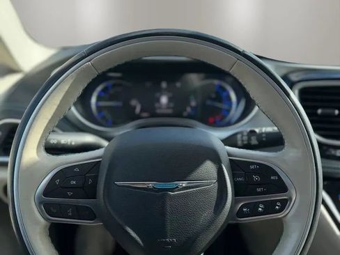 Used 2017 Chrysler Pacifica Platinum FWD image 14