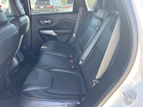 Used 2018 Jeep Cherokee Trailhawk image 15